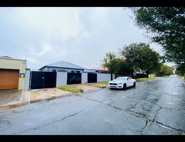 2 BEDROOM PROPERTY TO RENT IN MALVERN EAST